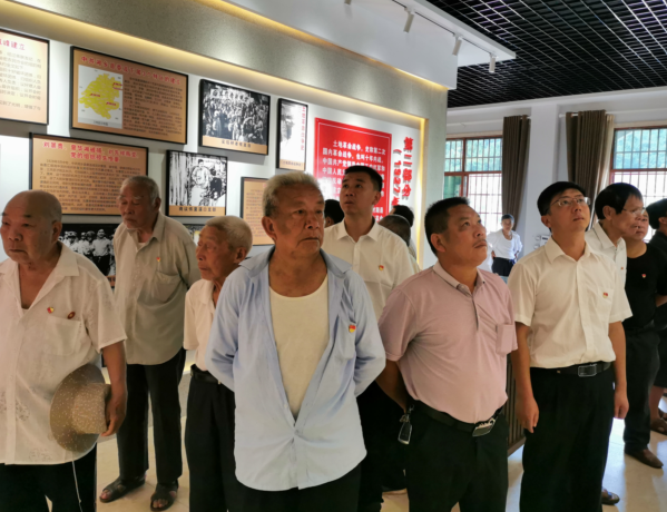 参观山斗冲地下党支部陈列馆.png