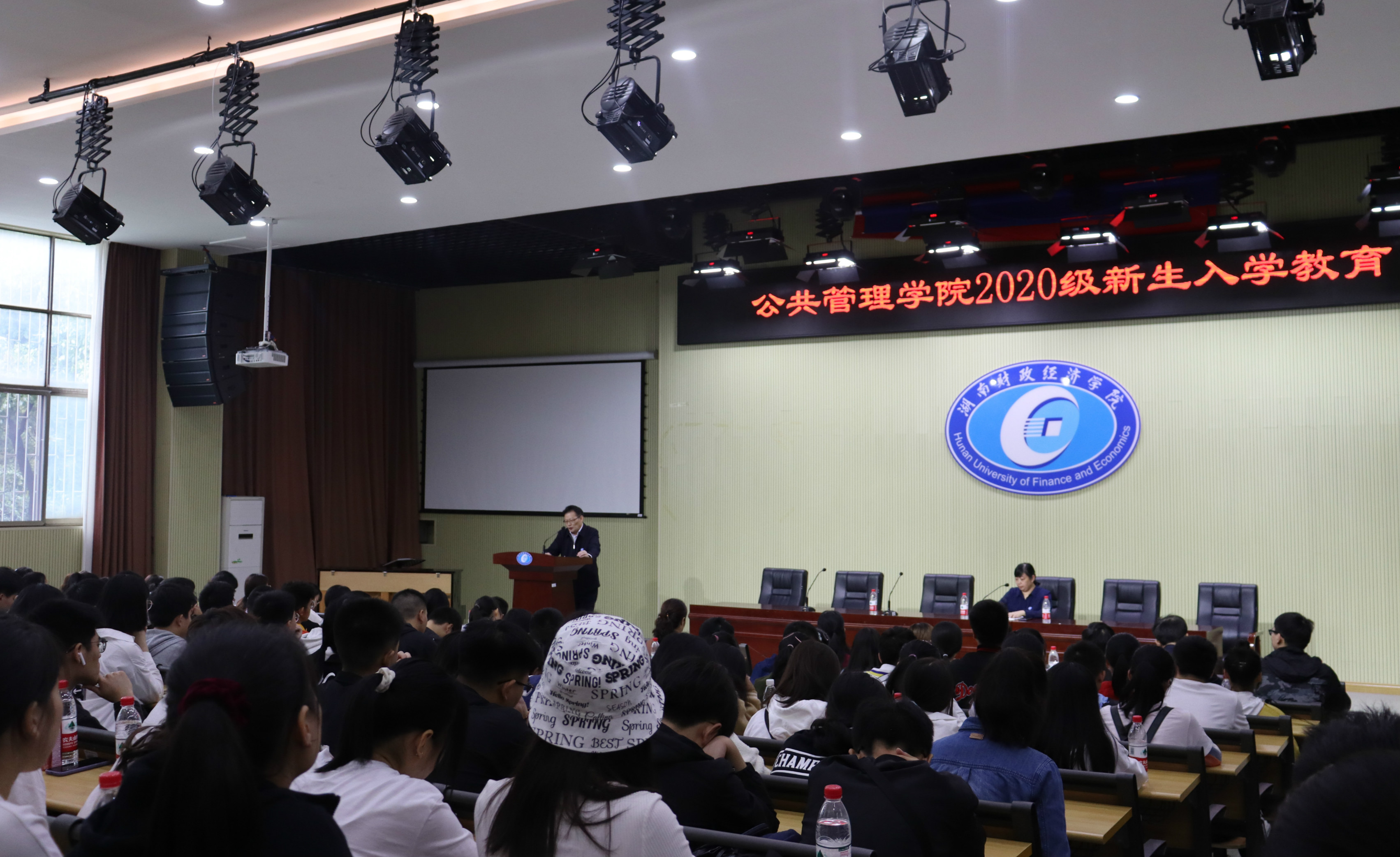 公共管理学院组织新生入学教育活动