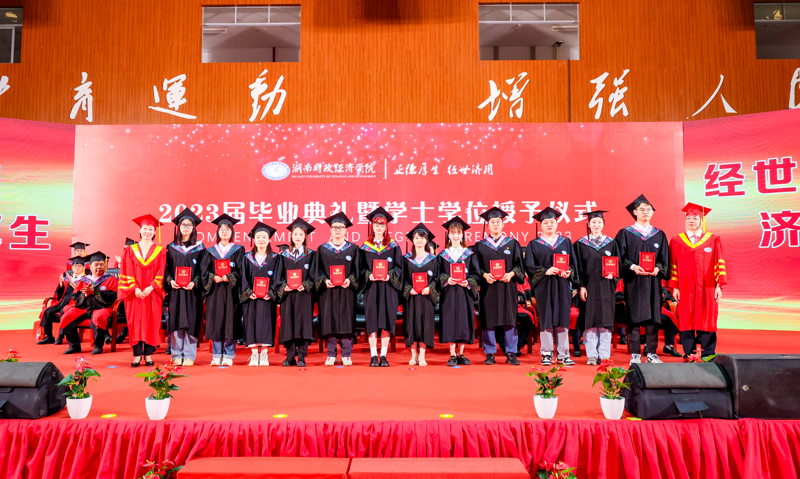 1687344031087063314.png 优秀毕业生合影.png