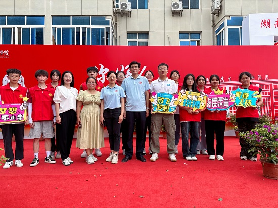 1694399516636017293.jpg 教师与志愿者合影照片.jpg