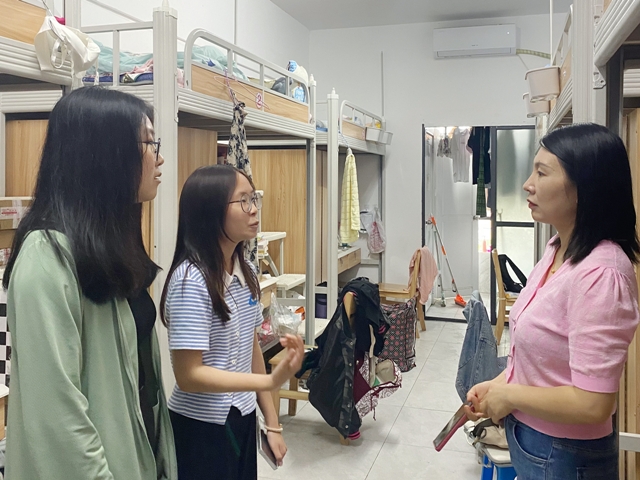 1686278188302007574.jpg 在寝室与学生谈心谈话照片1.jpg