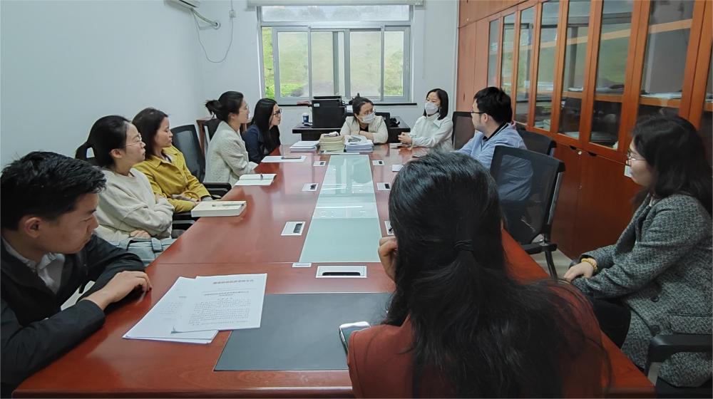 法学与公共管理学院召开新进青年教师座谈会