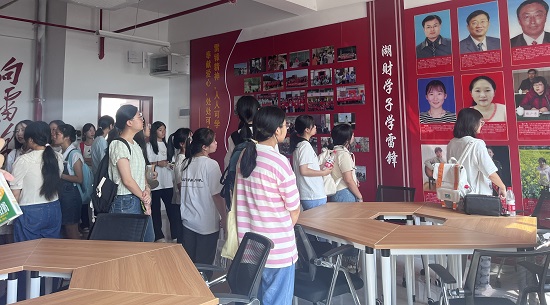 1694398771516087675.jpg 参观思想政治教育实训室照片.jpg